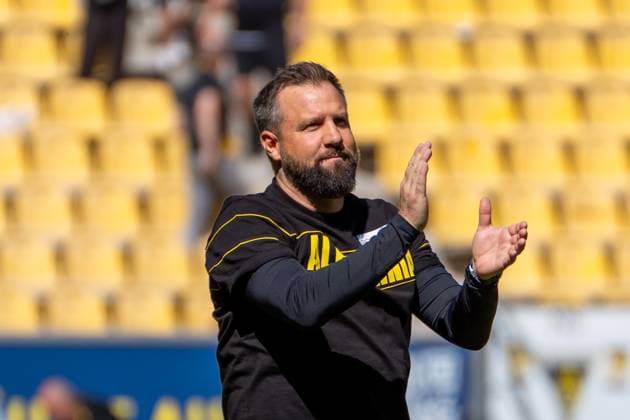 Heiner Backhaus (Alemannia Aachen, Chef-Trainer) applaudiert den heimischen Fans TSV Alemannia Aachen vs. 1. FC Saarbruecken, Fussball, 3. Liga, 37. Spieltag, Saison 2024 2025, 10.05.2025 DFB REGULATIONS PROHIBIT ANY USE OF PHOTOGRAPHS AS IMAGE SEQUENCES AND OR QUASI-VIDEO TSV Alemannia Aachen vs. 1. FC Saarbruecken, Fussball, 3. Liga, 37. Spieltag, Saison 2024 2025, 10.05.2025 Aachen *** Heiner Backhaus Alemannia Aachen, Head Coach applauds the home fans TSV Alemannia Aachen vs 1 FC Saarbruecken, Football, 3 Liga, Matchday 37, Season 2024 2025, 10 05 2025 DFB REGULATIONS PROHIBIT ANY USE OF PHOTOGRAPHS AS IMAGE SEQUENCES AND OR QUASI VIDEO TSV Alemannia Aachen vs 1 FC Saarbruecken, Football, 3 Liga, Matchday 37, Season 2024 2025, 10 05 2025 Aachen Copyright: xEibner-Pressefoto JustinxDerondex EP_JDU