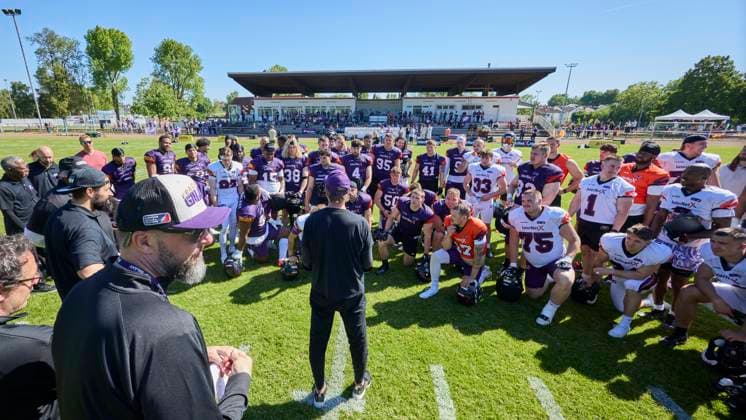 American Football, Saison 2025, Frankfurt Galaxy, Training, Sportplatz Nieder-Eschbach, European League of Football (ELF), Fanday, 10.05.2025 Nach dem Training. Headcoach Bart Andrus gibt letzte Infos an das Team. Hessen Germany