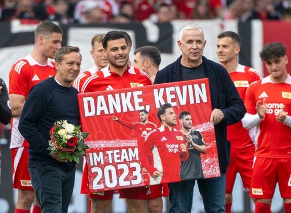 Fußball, Herren, Saison 2024 2025, 1. Bundesliga (33. Spieltag), 1. FC Union Berlin - 1. FC Heidenheim (0:3), v. l. Profifußball-Geschäftsführer Horst Heldt (1. FC Union Berlin), Verabschiedung Kevin Volland (1. FC Union), Präsident Dirk Zingler (1. FC Union), Danke Kevin, 10.05. 2025, *** Soccer, Men, Season 2024 2025, 1 Bundesliga 33 Matchday , 1 FC Union Berlin 1 FC Heidenheim 0 3 , v l Professional Football Managing Director Horst Heldt 1 FC Union Berlin , Farewell Kevin Volland 1 FC Union , President Dirk Zingler 1 FC Union , Thank you Kevin, 10 05 2025, Copyright: xMatthiasxKochx