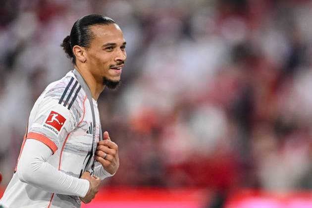 Leroy Sane (FC Bayern Muenchen) Schaut waehrend des Spiels der 1. Bundesliga zwischen FC Bayern München und Borussia Mönchengladbach, Allianz Arena am 10. May 2025 in München, Deutschland. (Foto von Harry Langer DeFodi Images) +++ Leroy Sane (FC Bayern Muenchen) Looks on during the Bundesliga match between FC Bayern München and Borussia Mönchengladbach at Allianz Arena on May 10, 2025 in Munich, Germany. (Photo by Harry Langer DeFodi Images) DFL regulations prohibit any use of photographs as image sequences and or quasi-video. (Photo by Harry Langer DeFodi Images) DFL regulations prohibit any use of photographs as image sequences and or quasi-video.