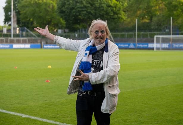 Fußball, Frauen, Saison 2024 2025, Regionalliga Nordost (19. Spieltag), Hertha BSC - FC Viktoria 89 Berlin, Frank Zander sang seine Hertha-Hymne Nur nach Hause mit verändertem Text für die Frauen von Hertha, 10.05. 2025, Copyright: xMatthiasxKochx