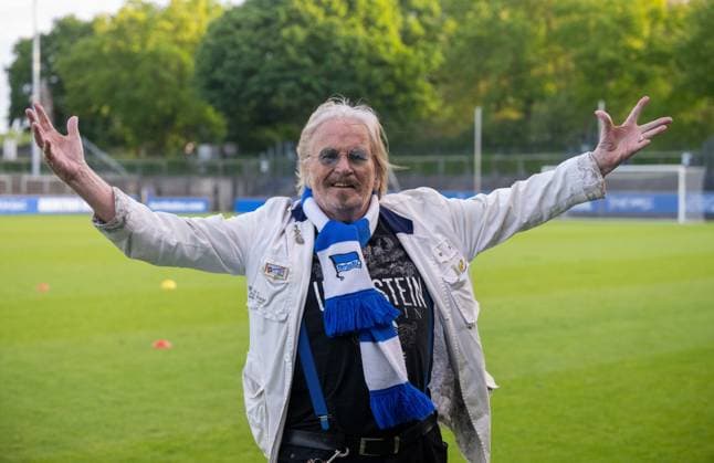 Fußball, Frauen, Saison 2024 2025, Regionalliga Nordost (19. Spieltag), Hertha BSC - FC Viktoria 89 Berlin, Frank Zander sang seine Hertha-Hymne Nur nach Hause mit verändertem Text für die Frauen von Hertha, 10.05. 2025, Copyright: xMatthiasxKochx