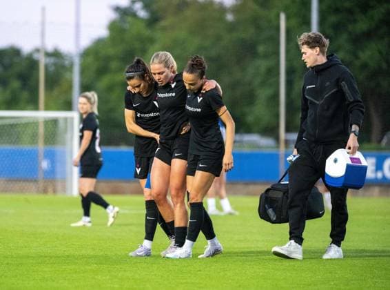 Fußball, Frauen, Saison 2024 2025, Regionalliga Nordost (19. Spieltag), Hertha BSC - FC Viktoria 89 Berlin (0:2), v. l. Laura Casanovas Diaz (FC Viktoria 1889 Berlin), Verletzung Nina Ehegötz (FC Viktoria 1889 Berlin), Katharina Krist (FC Viktoria 1889 Berlin), 10.05. 2025, Copyright: xMatthiasxKochx