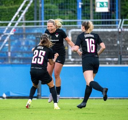 Fußball, Frauen, Saison 2024 2025, Regionalliga Nordost (19. Spieltag), Hertha BSC - FC Viktoria 89 Berlin, v. l. Aylin Yaren (FC Viktoria 1889 Berlin), Nina Ehegötz (FC Viktoria 1889 Berlin), Kim Urbanek (FC Viktoria 1889 Berlin), Jubel nach Tor zum 0:2, 10.05. 2025, Copyright: xMatthiasxKochx