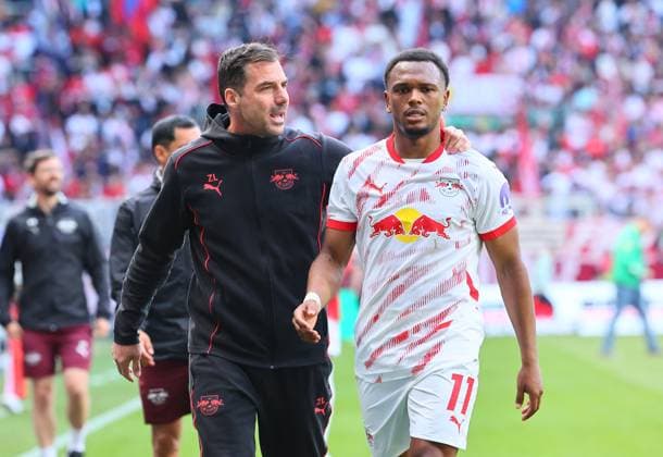 Bremen - RB Leipzig Bundesliga Bremen, 10.05.2025, Weserstadion, Fussball, Bundesliga, Spieltag 33 , SV WERDER BREMEN vs. RB LEIPZIG , Im Bild v.l.: Trainer Zsolt Löw Loew (RB Leipzig) und Lois Openda (11, RB Leipzig) ,