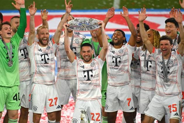 Raphael GUERREIRO (Bayern Muenchen) mit der Schale,Meisterschale. Siegerehrung, Fussball 1. Bundesliga Saison 2024 2025, 33.Spieltag, Spieltag33 FC Bayern Muenchen - Borussia Moenchengladbach 2-0 am 10.05.2025 , A L L I A N Z A R E N A. *** Raphael GUERREIRO Bayern Muenchen with the trophy,Meisterschale award ceremony, Football 1 Bundesliga Season 2024 2025, 33 Matchday, Matchday33 FC Bayern Muenchen Borussia Moenchengladbach 2 0 on 10 05 2025 , A L L I A N Z A R E N A