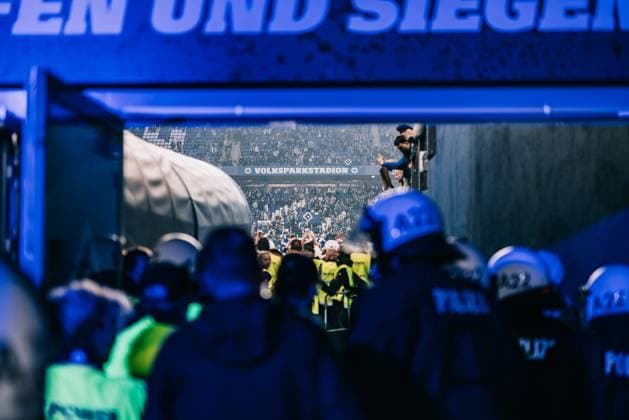 Hamburg, 10. Mai 2025 - Fußball, 2. Bundesliga 2024 25, Hamburger SV - SSV Ulm 1846 Fußball: Polizei sichert die Mixed Zone. Fans des Hamburger SV feiern den Aufstieg in die 1. Bundesliga DFL REGULATIONS PROHIBIT ANY USE OF PHOTOGRAPHS AS IMAGE SEQUENCES AND OR QUASI-VIDEO.
