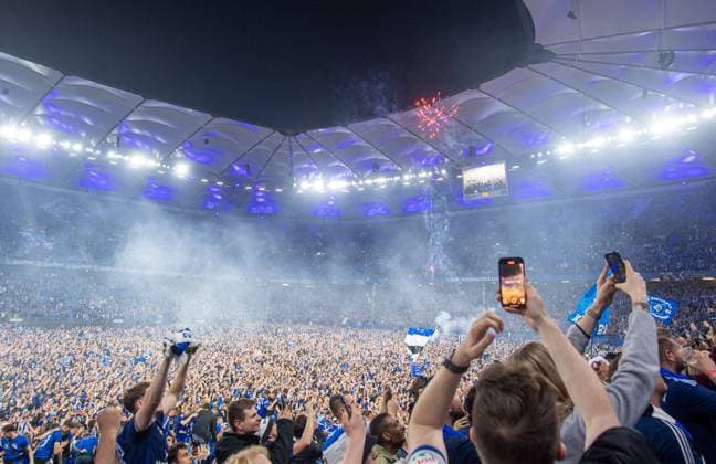 Fussball, Herren, Saison 2024 2025, 2. Bundesliga (33. Spieltag), Hamburger SV - SSV Ulm, der HSV feiert den Aufstieg in die 1. Bundesliga, im Bild: Platzsturm der Fans, 10.05. 2025,