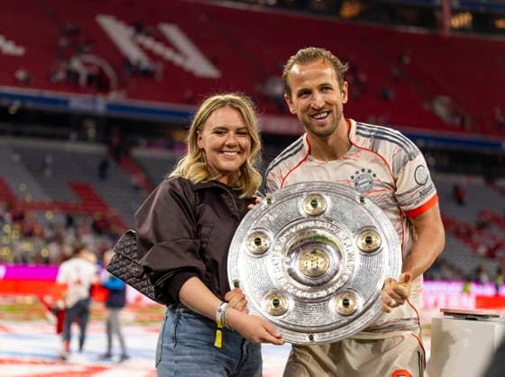 10.05.2025, Fussball 1. Bundesliga 2024 2025, 33. Spieltag, FC Bayern München - Borussia Mönchengladbach, in der Allianz-Arena München. Der FC Bayern München feiert seine 34.Meisterschaft nach dem Spiel. re: Harry Kane (FC Bayern München) mit der Schale und seiner Frau Katie Goodland *** 10 05 2025, Football 1 Bundesliga 2024 2025, Matchday 33, FC Bayern Munich Borussia Mönchengladbach, at the Allianz Arena Munich FC Bayern Munich celebrates its 34 championship after the match re Harry Kane FC Bayern Munich with the trophy and his wife Katie Goodland