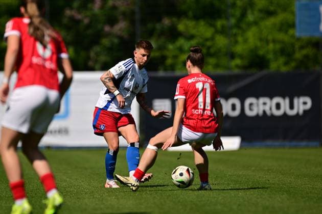 Fußball I Frauen I Saison 2024-2025 I 2. Bundesliga I 25. Spieltag I Hamburger SV - SC Freiburg II I 11.05.2025 Jobina Verena Lahr (31, Hamburger SV) Nora Scherer (11, SC Freiburg II) Hamburg Am Volkspark Hamburg Deutschland Copyright: xLobeca FelixxSchlikisx