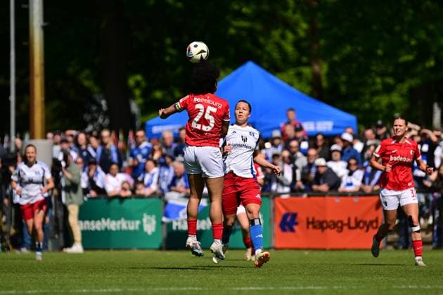 Fußball I Frauen I Saison 2024-2025 I 2. Bundesliga I 25. Spieltag I Hamburger SV - SC Freiburg II I 11.05.2025 Victoria Ezebinyuo (25, SC Freiburg II) Christin Meyer (16, Hamburger SV) Hamburg Am Volkspark Hamburg Deutschland Copyright: xLobeca FelixxSchlikisx