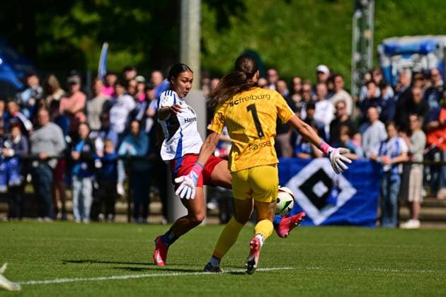 Fußball I Frauen I Saison 2024-2025 I 2. Bundesliga I 25. Spieltag I Hamburger SV - SC Freiburg II I 11.05.2025 Melina Krüger (9, Hamburger SV) Julia Kassen (1, SC Freiburg II) Hamburg Am Volkspark Hamburg Deutschland Copyright: xLobeca FelixxSchlikisx