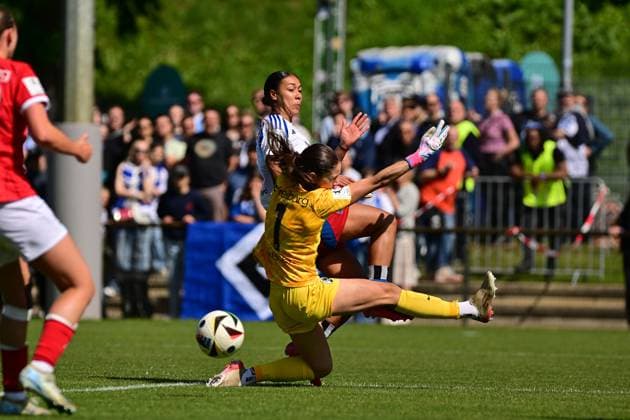 Fußball I Frauen I Saison 2024-2025 I 2. Bundesliga I 25. Spieltag I Hamburger SV - SC Freiburg II I 11.05.2025 Melina Krüger (9, Hamburger SV) Julia Kassen (1, SC Freiburg II) Hamburg Am Volkspark Hamburg Deutschland Copyright: xLobeca FelixxSchlikisx