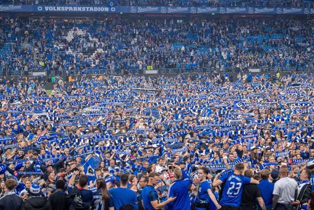 Fussball, Herren, Saison 2024 2025, 2. Bundesliga (33. Spieltag), Hamburger SV - SSV Ulm, der HSV feiert den Aufstieg in die 1. Bundesliga, im Bild: Platzsturm der Fans, 10.05. 2025,