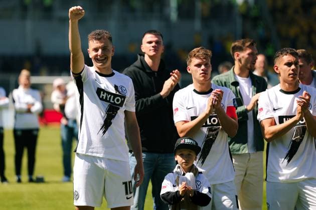 10.05.2025, Fussball, Herren, 2. Bundesliga, Saison 2024 2025, SV 07 Elversberg - Eintracht Braunschweig, Fisnik Asllani (SV 07 Elversberg), Robin Fellhauer (SV 07 Elversberg), Frederik Schmahl (SV 07 Elversberg), Frederik Jaekel (SV 07 Elversberg) Elversberg Ursapharm-Arena an der Kaiserlinde Saarland Deutschland (DE) Copyright: xSebastianxBachx