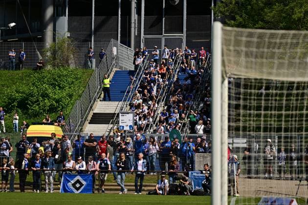 Fußball I Frauen I Saison 2024-2025 I 2. Bundesliga I 25. Spieltag I Hamburger SV - SC Freiburg II I 11.05.2025 Fans Hamburger SV Frauen auf der Treppe Hamburg Am Volkspark Hamburg Deutschland Copyright: xLobeca FelixxSchlikisx