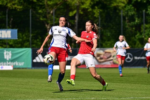 Fußball I Frauen I Saison 2024-2025 I 2. Bundesliga I 25. Spieltag I Hamburger SV - SC Freiburg II I 11.05.2025 Vildan Kardesler (7, Hamburger SV) Mia-Lena Maas (4, SC Freiburg II) Hamburg Am Volkspark Hamburg Deutschland Copyright: xLobeca FelixxSchlikisx