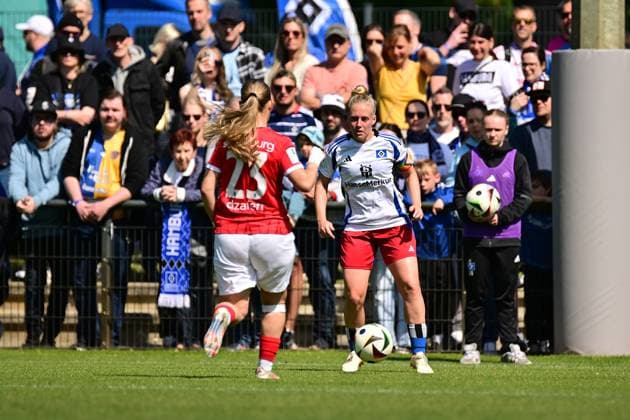 Fußball I Frauen I Saison 2024-2025 I 2. Bundesliga I 25. Spieltag I Hamburger SV - SC Freiburg II I 11.05.2025 Belma Dzaferi (23, SC Freiburg II) Sarah-Vanessa Stöckmann (22, Hamburger SV) Hamburg Am Volkspark Hamburg Deutschland Copyright: xLobeca FelixxSchlikisx