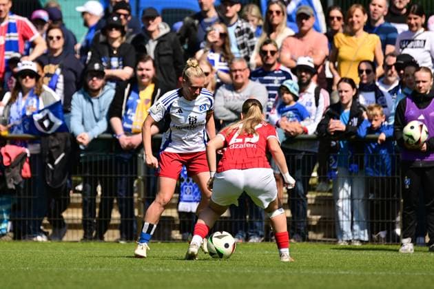 Fußball I Frauen I Saison 2024-2025 I 2. Bundesliga I 25. Spieltag I Hamburger SV - SC Freiburg II I 11.05.2025 Sarah-Vanessa Stöckmann (22, Hamburger SV) Belma Dzaferi (23, SC Freiburg II) Hamburg Am Volkspark Hamburg Deutschland Copyright: xLobeca FelixxSchlikisx