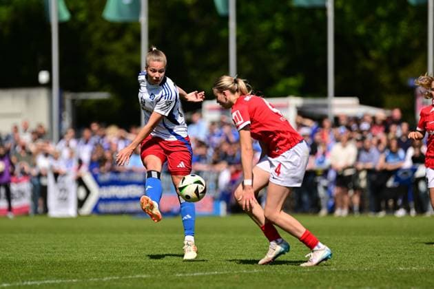 Sport Bilder des Tages Fußball I Frauen I Saison 2024-2025 I 2. Bundesliga I 25. Spieltag I Hamburger SV - SC Freiburg II I 11.05.2025 Christin Meyer (16, Hamburger SV) Mia-Lena Maas (4, SC Freiburg II) Hamburg Am Volkspark Hamburg Deutschland Copyright: xLobeca FelixxSchlikisx