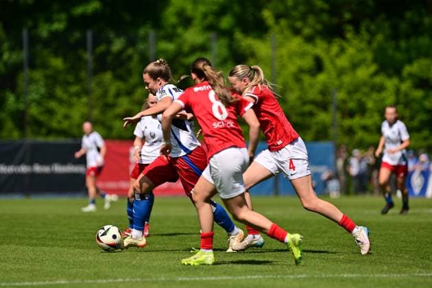 Fußball I Frauen I Saison 2024-2025 I 2. Bundesliga I 25. Spieltag I Hamburger SV - SC Freiburg II I 11.05.2025 Christin Meyer (16, Hamburger SV) Zoe Schick (8, SC Freiburg II) Mia-Lena Maas (4, SC Freiburg II) Hamburg Am Volkspark Hamburg Deutschland Copyright: xLobeca FelixxSchlikisx