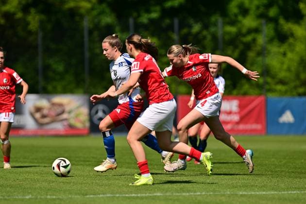 Fußball I Frauen I Saison 2024-2025 I 2. Bundesliga I 25. Spieltag I Hamburger SV - SC Freiburg II I 11.05.2025 Christin Meyer (16, Hamburger SV) Zoe Schick (8, SC Freiburg II) Mia-Lena Maas (4, SC Freiburg II) Hamburg Am Volkspark Hamburg Deutschland Copyright: xLobeca FelixxSchlikisx