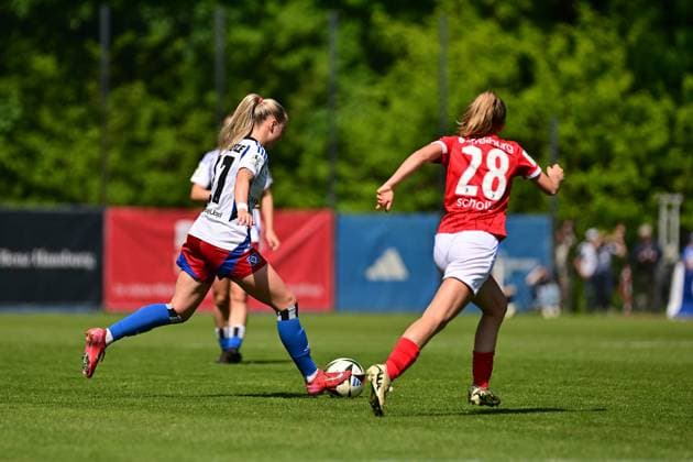 Fußball I Frauen I Saison 2024-2025 I 2. Bundesliga I 25. Spieltag I Hamburger SV - SC Freiburg II I 11.05.2025 Mia Büchele (17, Hamburger SV) Mia Scholle (28, SC Freiburg II) Hamburg Am Volkspark Hamburg Deutschland Copyright: xLobeca FelixxSchlikisx