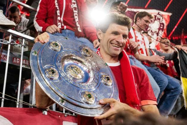 1. Fußball Bundesliga, FC Bayern München - Borussia Mönchengladbach; 10.05.2025 Thomas Müller (FC Bayern München, 25) posiert mit Meisterschale vor der Kurve 1. Fußball Bundesliga, FC Bayern München - Borussia Mönchengladbach, München, Allianz Arena am 10.05.2025 DFL REGULATIONS PROHIBIT ANY USE OF PHOTOGRAPHS AS IMAGE SEQUENCES AND OR QUASI-VIDEO. Copyright: xBEAUTIFULxSPORTS Wunderlx