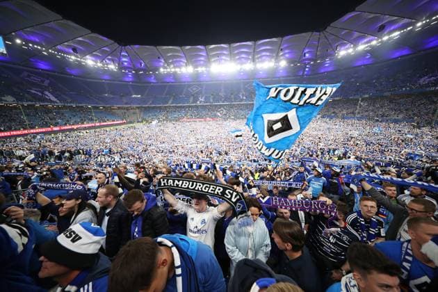 10.05.2025, xtgx, Fussball 2.Bundesliga, Hamburger SV - SSV Ulm 1846 Fußball v.l. Jubel über den Aufstieg bei den Fans, Schals, Stimmung, Trikots, Ultras, Zuschauer, Besucher, Hamburger SV (DFL DFB REGULATIONS PROHIBIT ANY USE OF PHOTOGRAPHS as IMAGE SEQUENCES and or QUASI-VIDEO) Hamburg