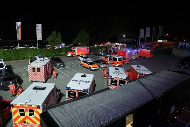 10.05.2025, xtgx, Fussball 2.Bundesliga, Hamburger SV - SSV Ulm 1846 Fußball v.l. Rettungswagen RTW Krankenwagen Symbolbild es gab zahlreiche Verletzte Personen beim Platzsturm (DFL DFB REGULATIONS PROHIBIT ANY USE OF PHOTOGRAPHS as IMAGE SEQUENCES and or QUASI-VIDEO) Hamburg