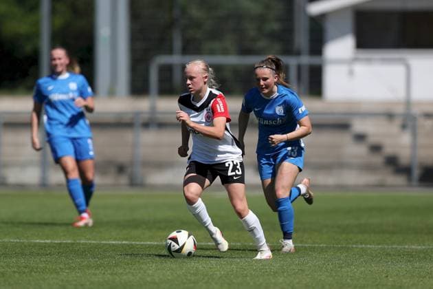 27.04.2025, Frauen, Fussball, Saison 2024 2025, 2. Frauen-Bundesliga, 25. Spieltag: Eintracht Frankfurt II - SV Meppen 1912 e. V. Keira Bednorz ( 23, Eintracht Frankfurt II) und Ayleen Seyen ( 13, SV Meppen 1912 e. V.) Frankfurt am Main Stadion am Brentanobad Hessen Deutschland