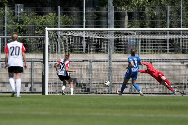 27.04.2025, Frauen, Fussball, Saison 2024 2025, 2. Frauen-Bundesliga, 25. Spieltag: Eintracht Frankfurt II - SV Meppen 1912 e. V. Melissa Schmidt-Sommer ( 37, Eintracht Frankfurt II) erzielt das 1:0 gegen Thea Farwick ( 1, SV Meppen 1912 e. V.) Frankfurt am Main Stadion am Brentanobad Hessen Deutschland