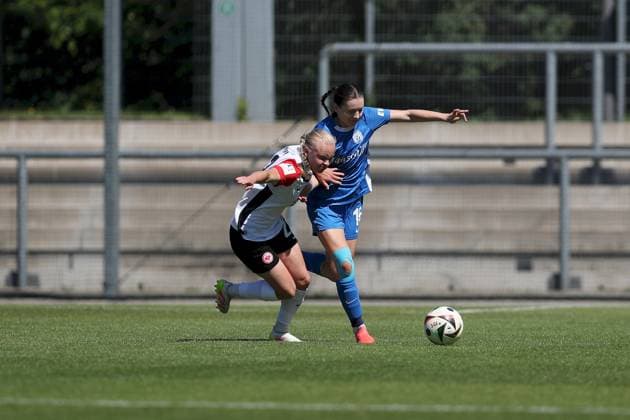 27.04.2025, Frauen, Fussball, Saison 2024 2025, 2. Frauen-Bundesliga, 25. Spieltag: Eintracht Frankfurt II - SV Meppen 1912 e. V. Keira Bednorz ( 23, Eintracht Frankfurt II) und Sonja Lux ( 15, SV Meppen 1912 e. V.) Frankfurt am Main Stadion am Brentanobad Hessen Deutschland