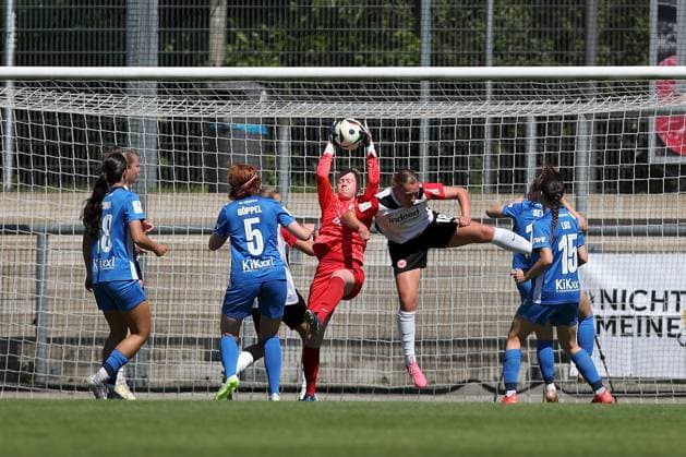 27.04.2025, Frauen, Fussball, Saison 2024 2025, 2. Frauen-Bundesliga, 25. Spieltag: Eintracht Frankfurt II - SV Meppen 1912 e. V. Thea Farwick ( 1, SV Meppen 1912 e. V.) ist vor Johanna Maria Berg ( 18, Eintracht Frankfurt II) am Ball Frankfurt am Main Stadion am Brentanobad Hessen Deutschland