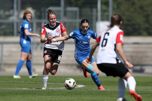 27.04.2025, Frauen, Fussball, Saison 2024 2025, 2. Frauen-Bundesliga, 25. Spieltag: Eintracht Frankfurt II - SV Meppen 1912 e. V. Carlotta Schwoerer ( 16, Eintracht Frankfurt II) und Sonja Lux ( 15, SV Meppen 1912 e. V.) Frankfurt am Main Stadion am Brentanobad Hessen Deutschland