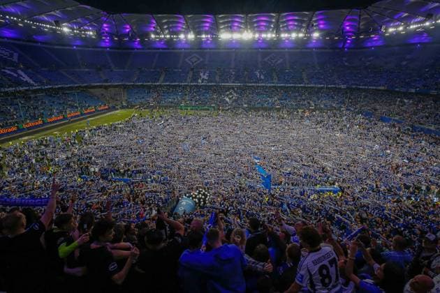 Der HSV steigt in die 1. Bundesliga auf Platzsturm Totale Innenansicht Deutschland , Hamburg , Volksparkstadion , Fussball , 2 . Bundesliga , Hamburger SV - SSV Ulm