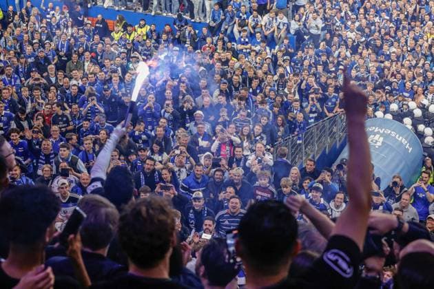 Der HSV steigt in die 1. Bundesliga auf Ludovit Reis ( HSV ) jubelt und spricht zu den Fans mit Pyrotechnik in der Hand Pyro Deutschland , Hamburg , Volksparkstadion , Fussball , 2 . Bundesliga , Hamburger SV - SSV Ulm