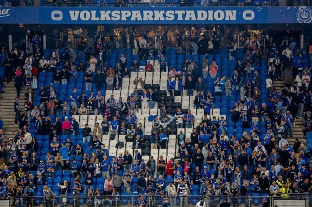 Der HSV steigt in die 1. Bundesliga auf Platzsturm Totale Innenansicht Deutschland , Hamburg , Volksparkstadion , Fussball , 2 . Bundesliga , Hamburger SV - SSV Ulm
