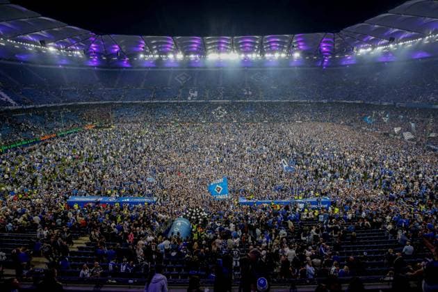 Der HSV steigt in die 1. Bundesliga auf Platzsturm Totale Innenansicht Deutschland , Hamburg , Volksparkstadion , Fussball , 2 . Bundesliga , Hamburger SV - SSV Ulm