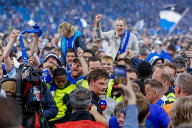 Der HSV steigt in die 1. Bundesliga auf Trainer Merlin Polzin ( HSV ) umgeben von Fans nach Sky Interview Deutschland , Hamburg , Volksparkstadion , Fussball , 2 . Bundesliga , Hamburger SV - SSV Ulm
