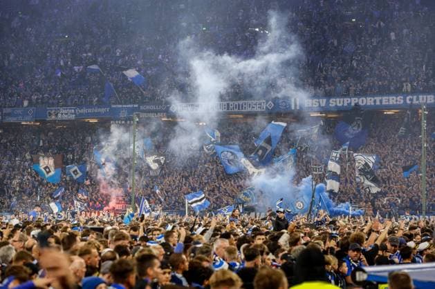 Der HSV steigt in die 1. Bundesliga auf HSV feiern mit Pyro Fahnen Deutschland , Hamburg , Volksparkstadion , Fussball , 2 . Bundesliga , Hamburger SV - SSV Ulm