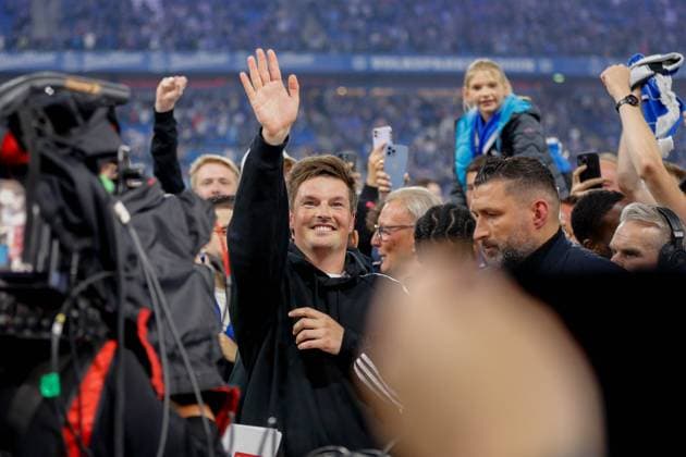 Der HSV steigt in die 1. Bundesliga auf Trainer Merlin Polzin ( HSV ) mit Torsten Mattuschka Sky Moderator Deutschland , Hamburg , Volksparkstadion , Fussball , 2 . Bundesliga , Hamburger SV - SSV Ulm