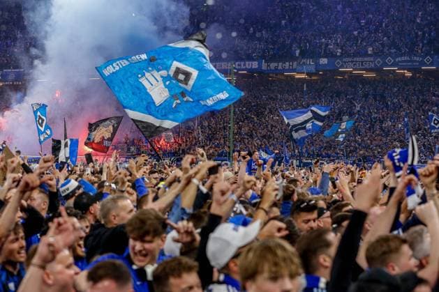 Der HSV steigt in die 1. Bundesliga auf HSV feiern mit Pyro Fahnen Deutschland , Hamburg , Volksparkstadion , Fussball , 2 . Bundesliga , Hamburger SV - SSV Ulm