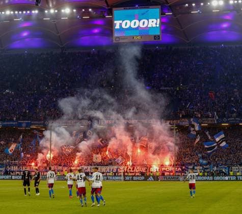 Torjubel nach dem 4:1 ( HSV ) Pyrotechnik Feuer Nordtribüne Anzeigetafel Deutschland , Hamburg , Volksparkstadion , Fussball , 2 . Bundesliga , Hamburger SV - SSV Ulm