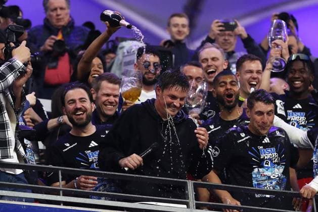 10.05.2025, xtgx, Fussball 2.Bundesliga, Hamburger SV - SSV Ulm 1846 Fußball v.l. Jubel, Freude über den Aufstieg Bierdusche für Trainer Merlin Polzin (Hamburger SV) (DFL DFB REGULATIONS PROHIBIT ANY USE OF PHOTOGRAPHS as IMAGE SEQUENCES and or QUASI-VIDEO) Hamburg