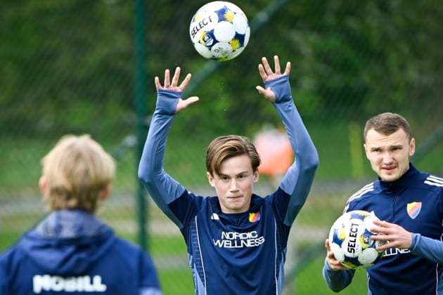 STOCKHOLM, SVERIGE 20250511 15-arige Alexander Andersson da Djurgardens herrar tränar pa Kaknäs pa söndagen. Far han speltid i matchen mot IFK Göteborg pa mandag blir han den yngste debutanten nagonsin i allsvenskan. STOCKHOLM SVERIGE x10080x Copyright: xFredrikxSandberg TTx DJURGARDEN TRÄNING