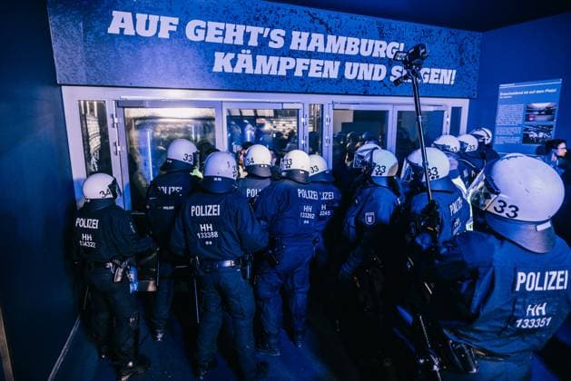 Bilder des Jahres 2025, Sport 05 Mai Sport Themen der Woche KW19 Hamburg, 10. Mai 2025 - Fußball, 2. Bundesliga 2024 25, Hamburger SV - SSV Ulm 1846 Fußball: Polizei sichert die Mixed Zone nach Platzsturm DFL REGULATIONS PROHIBIT ANY USE OF PHOTOGRAPHS AS IMAGE SEQUENCES AND OR QUASI-VIDEO. *** Hamburg, 10 May 2025 Football, 2 Bundesliga 2024 25, Hamburger SV SSV Ulm 1846 Football Police secure mixed zone after pitch storm DFL REGULATIONS PROHIBIT ANY USE OF PHOTOGRAPHS AS IMAGE SEQUENCES AND OR QUASI VIDEO