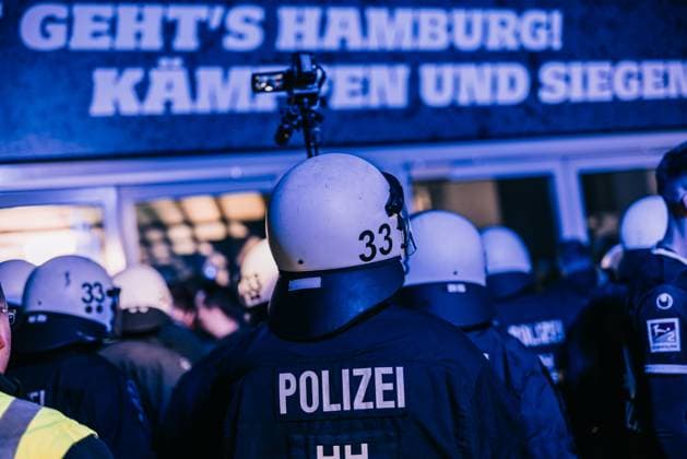 Hamburg, 10. Mai 2025 - Fußball, 2. Bundesliga 2024 25, Hamburger SV - SSV Ulm 1846 Fußball: Polizei sichert die Mixed Zone nach Platzsturm DFL REGULATIONS PROHIBIT ANY USE OF PHOTOGRAPHS AS IMAGE SEQUENCES AND OR QUASI-VIDEO.