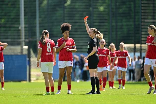 Fußball I Frauen I Saison 2024-2025 I 2. Bundesliga I 25. Spieltag I Hamburger SV - SC Freiburg II I 11.05.2025 Rote Karte für Julia Kassen (1, SC Freiburg II) hier: Da Julia Kassen (1, SC Freiburg II) verletzt rausgetragen wird, bekommt Victoria Ezebinyuo (25, SC Freiburg II) die Rote Karte gezeigt. Hamburg Am Volkspark Hamburg Deutschland