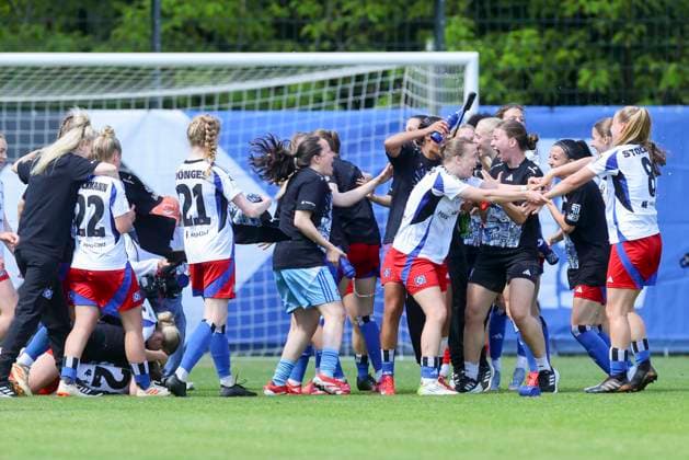 Die Spielerinnen des Hamburger SV bejubeln den 3:0-Heimsieg gegen den SC Freiburg II und den damit verbundenen Aufstieg in die 1. Bundesliga, 2. Frauen-Bundesliga, Hamburger SV vs SC Freiburg II, Platz 6 am Volksparkstadion am 11. May 2025 in Hamburg, Deutschland. (Foto von Marco Steinbrenner DeFodi Images) The players of Hamburger SV celebrate their 3:0 home win against SC Freiburg II and the resulting promotion to the 1st Bundesliga, 2. Frauen-Bundesliga, Hamburger SV vs SC Freiburg II, Platz 6 am Volksparkstadion, May 11, 2025 in Hamburg, Germany. (Photo by Marco Steinbrenner DeFodi Images) DFB DFL REGULATIONS PROHIBIT ANY USE OF PHOTOGRAPHS AS IMAGE SEQUENCES AND OR QUASI-VIDEO.